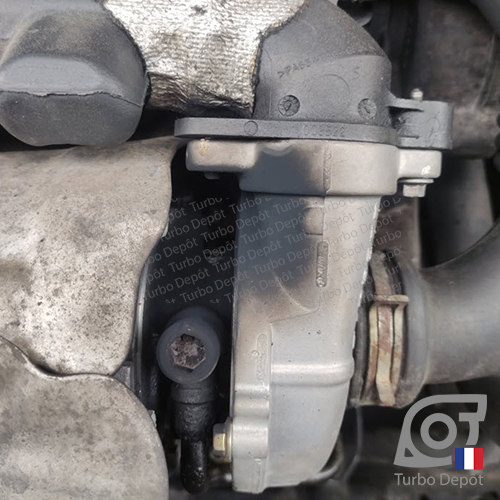 Info Technique : contre-pression dans la ligne d’échappement sortie turbo, Le turbo a été remplacé mais des gaz d’échappement s’échappent par la partie centrale, côté échappement plus précisément. Cette photo montre les conséquences d’une ligne d’échappement sortie turbo partiellement ou complètement colmatée (catalyseur, filtre-à-particules, etc), les gaz sous pression ne sont pas évacués, une pression s’installe et les gaz cherchent une issue au travers du turbo et des brides de fixation. Au bout d’un temps, de la suie se dépose un peu partout sur le turbo et dans la baie moteur, à terme, c’est la casse du nouveau turbo. Info Technique : contre-pression dans la ligne d’échappement sortie turbo, Le turbo a été remplacé mais des gaz d'échappement s'échappent par la partie centrale, côté échappement plus précisément. Cette photo montre les conséquences d'une ligne d'échappement sortie turbo partiellement ou complètement colmatée (catalyseur, filtre-à-particules, etc), les gaz sous pression ne sont pas évacués, une pression s'installe et les gaz cherchent une issue au travers du turbo et des brides de fixation. Au bout d'un temps, de la suie se dépose un peu partout sur le turbo et dans la baie moteur, à terme, c'est la casse du nouveau turbo.